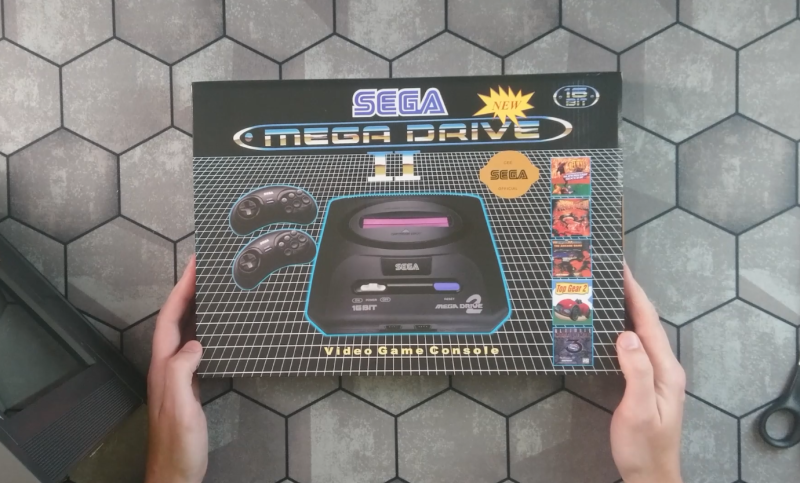 Сучасна 16 бітна ігрова консоль Sega Mega Drive 2 з вбудованими іграми і підтримкоб картриджів. Розпаковка і огляд.